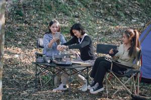 três melhores amigas vão acampar na floresta foto