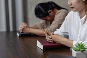 jovem religiosa orando a Deus pela manhã, espiritualidade e religião, conceitos religiosos foto