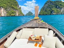 viagem privada de barco longtail à ilha com piquenique de comida exótica, krabi, tailândia. marco, destino, viagens na ásia, férias, desejo de viajar e conceito de férias foto