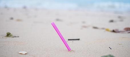 lixo de palha de plástico na praia. ecologia, meio ambiente, poluição e conceito de problema ecológico foto