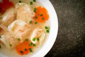 sopa de bolinho de camarão em tigela branca foto