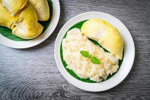 arroz pegajoso durian no prato foto