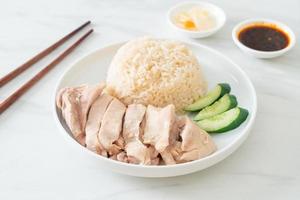 arroz de frango hainanese ou arroz cozido no vapor com canja de galinha foto