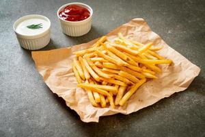 batatas fritas com creme de leite e ketchup foto