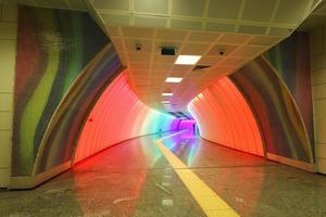 corredor de metrô multicolorido foto