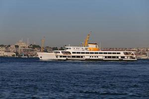 ferry no estreito de bósforo, istambul, turquia foto