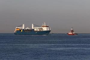 navio de carga no mar foto