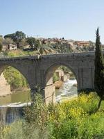 a cidade velha de toledo na espanha foto