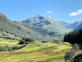 uma vista das terras altas da Escócia com ben nevis ao fundo foto