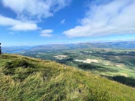 uma vista da paisagem rural da Escócia a partir do topo da cordilheira de Nevis foto