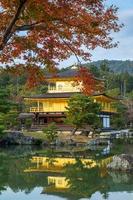 bela do templo kinkakuji ou o pavilhão dourado na temporada de folhagem de outono, marco e famoso por atrações turísticas em kyoto, kansai, japão foto