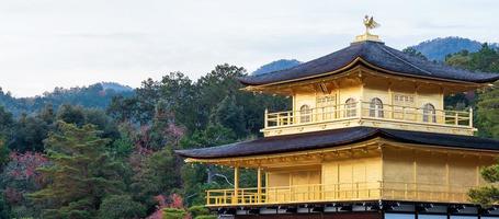 bela do templo kinkakuji ou o pavilhão dourado na temporada de folhagem de outono, marco e famoso por atrações turísticas em kyoto, kansai, japão foto