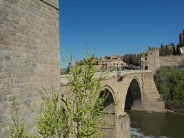 a cidade velha de toledo na espanha foto