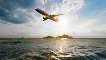 avião voando acima do mar oceano com a luz do sol brilhando no fundo do céu azul. viagem de viagem e conceito de transporte de desejo de viajar. renderização de ilustração 3D