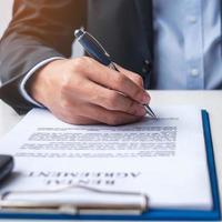 empresário assinando documento de contrato. conceitos de contrato de aluguel, seguro e contrato foto