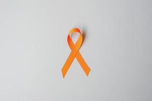 leucemia, dia do câncer de rim, esclerose múltipla mundial, crps, mês de conscientização de autolesão, fita laranja para apoiar pessoas vivas e doentes. conceito de saúde e dia mundial do câncer foto