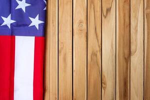 bandeira dos estados unidos da américa no fundo da mesa de madeira. feriado dos eua de veteranos, memorial, independência e conceito de dia do trabalho foto