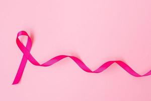 outubro mês de conscientização do câncer de mama, fita rosa em fundo rosa para apoiar pessoas que vivem e doenças. mulheres internacionais, mãe e conceito de dia mundial do câncer foto