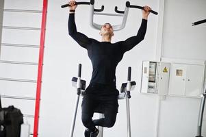 homem árabe musculoso treinando no ginásio moderno. foto