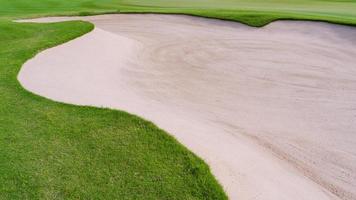 fundo estético de depósito de areia de campo de golfe, usado como obstáculos para competições de golfe por dificuldade e queda do curso por beleza. foto