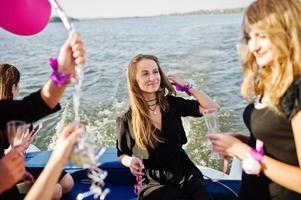 meninas se divertindo no iate na festa de despedida. foto