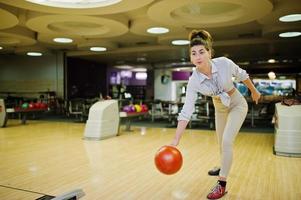 menina com bola de boliche no beco jogou no clube de boliche. foto