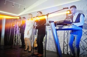 banda ao vivo de música musical tocando em um palco com luzes diferentes. foto