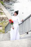 jovem vietnamita em vestido tradicional branco aodai foto