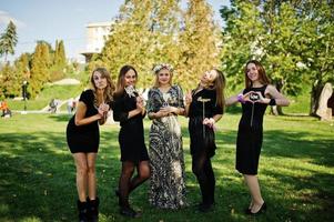 cinco garotas usam preto se divertindo na festa de despedida. foto