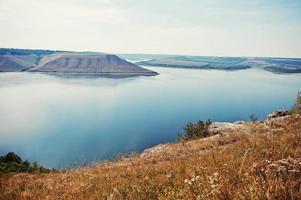 vista absolutamente deslumbrante, de tirar o fôlego e pitoresca do lago cercado por colinas e montanhas. foto