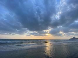 céu do sol sobre a praia foto