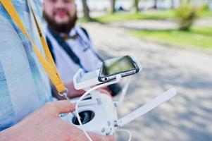 foto de close-up de mãos masculinas segurando o controle remoto de um drone.