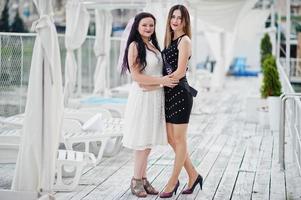 duas meninas posaram na despedida de solteira no cais da praia. foto