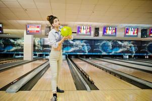 menina com bola de boliche no beco jogou no clube de boliche. foto