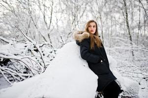 linda menina morena em roupas quentes de inverno. modelo na jaqueta de inverno. foto