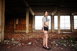 garota usa shorts e calcinha preta fetiche erótica na fábrica abandonada com tijolo. foto