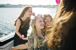 meninas se divertindo no iate na festa de despedida. foto