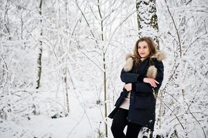 linda menina morena em roupas quentes de inverno. modelo na jaqueta de inverno. foto