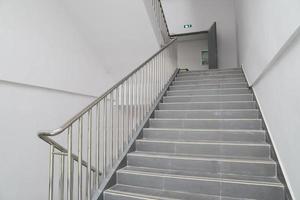 escadas de escritório foto