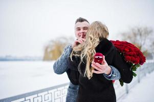 pedido de casamento com 101 rosas em dia de inverno. casal amoroso. foto