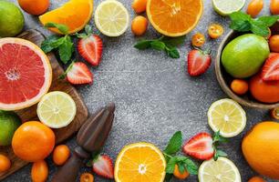 quadro feito de frutas maduras foto