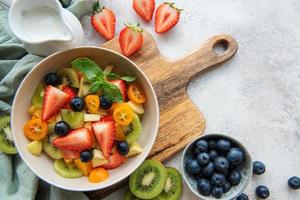 salada de frutas frescas saudável em uma tigela foto