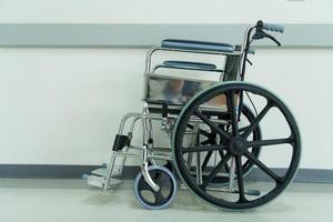 cadeira de rodas para facilitar os pacientes que não podem se ajudar a andar. foto