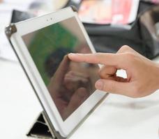 mão de alta resolução tocando tablet digital