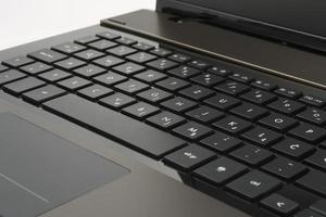 laptop aberto mostrando teclado e mouse pad foto