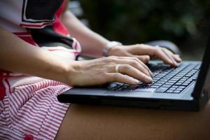 mulher mãos closeup usando laptop no parque
