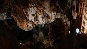 as grutas de borgio verezzi com as suas estalactites e as suas estalagmites grutas rochosas escavadas pela água ao longo dos milénios. na ligúria ocidental foto