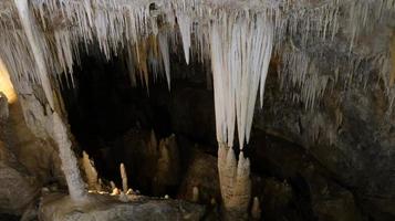 interiores das cavernas de borgio verezzi com suas estalactites e estalagmites que o curso da água desenhou e escavou ao longo dos milênios. no oeste da ligúria em 2022 foto