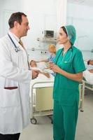enfermeira e médico conversando em uma enfermaria de hospital foto