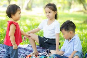 menino e menina está jogando por ideia e inspiração com bloco de brinquedo, criança aprendendo com bloco de construção para educação, atividade infantil e jogo no parque com feliz no verão. foto